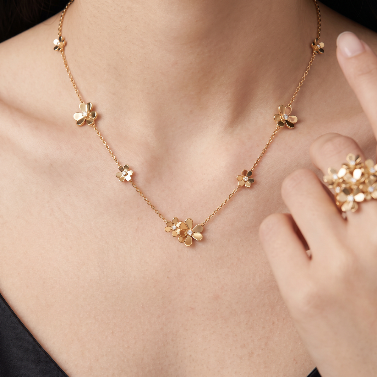 Frivole 9 Flowers Mini Model Necklace
