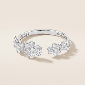 Frivole Seven Flowers Pavé Diamonds Bracelet