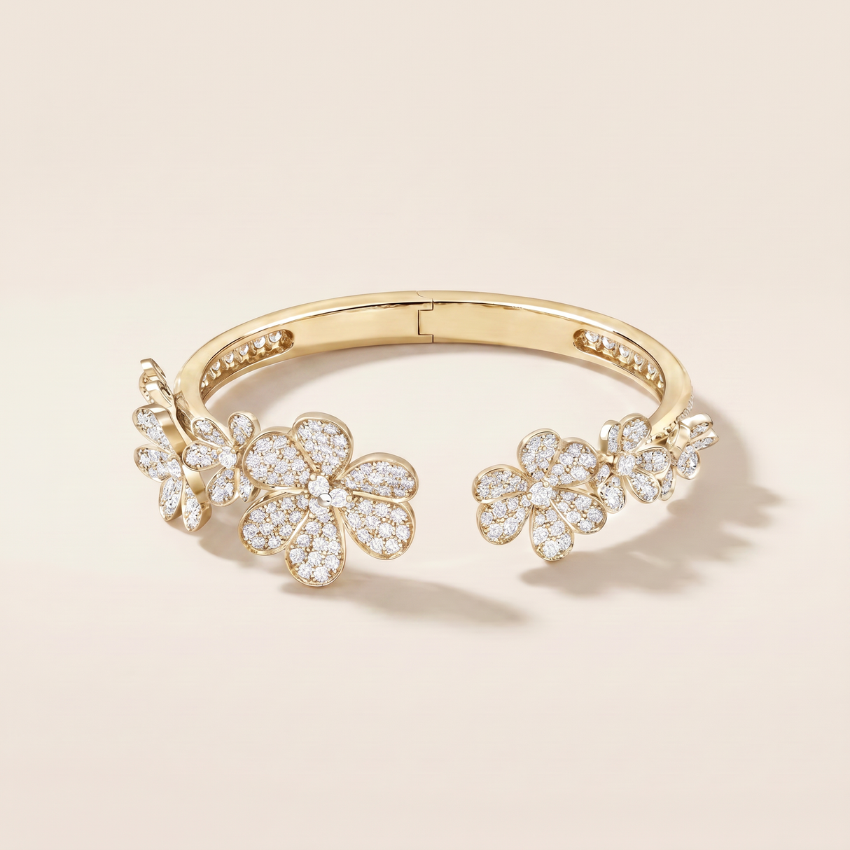 Frivole Seven Flowers Pavé Diamonds Bracelet