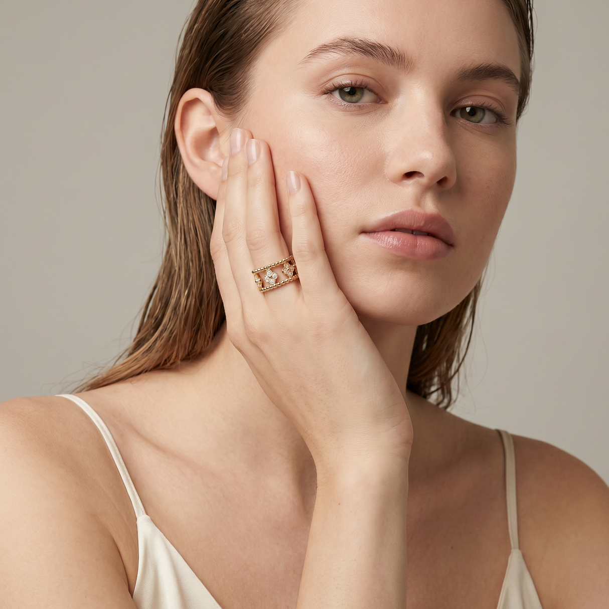Perlée Clover Band Ring
