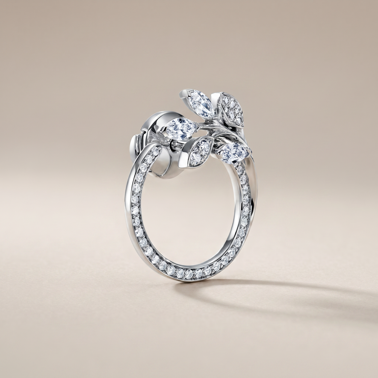 Vine Circle Pavé Diamonds Earrings